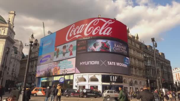 Piccadilly Circus w słoneczny dzień - Londyn, Anglia — Wideo stockowe