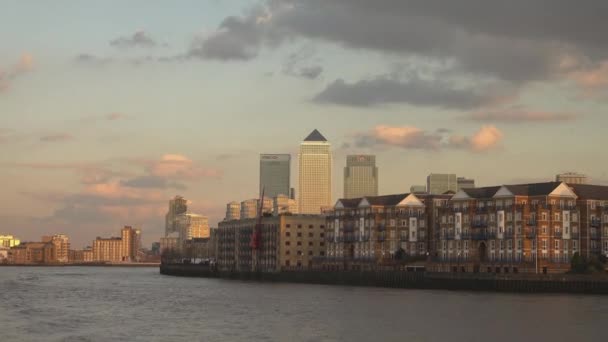 Moderno skyline Canary Wharf dal Tamigi - LONDRA, INGHILTERRA — Video Stock