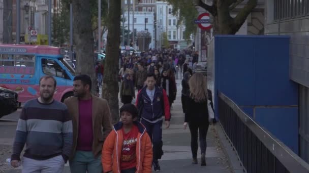 Pessoas caminhando por Londres - LONDRES, INGLÊS — Vídeo de Stock