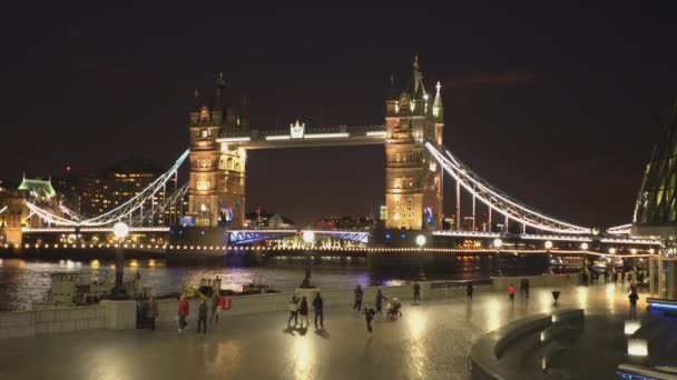 Tower Bridge London from More London Riverside LONDON, ENGLAND — стоковое видео