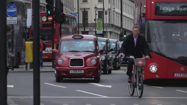 Cabines de taxi londoniennes et bus rouges - LONDRES, ANGLETERRE — Video