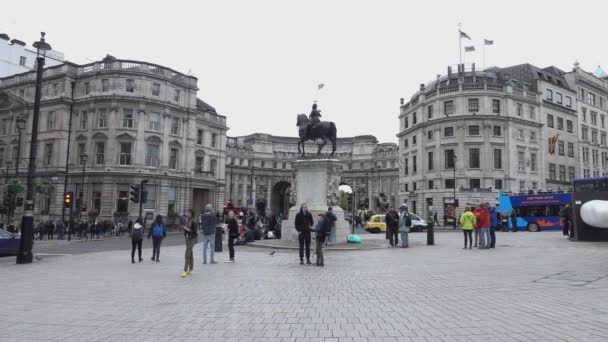 Circle at Trafalgar square with Admiralty Arch - LONDON, ENGLAND  OCTOBER 29,  2015 — Stock Video