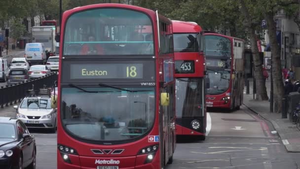 Straßenansicht mit roten Bussen in London - London, England — Stockvideo
