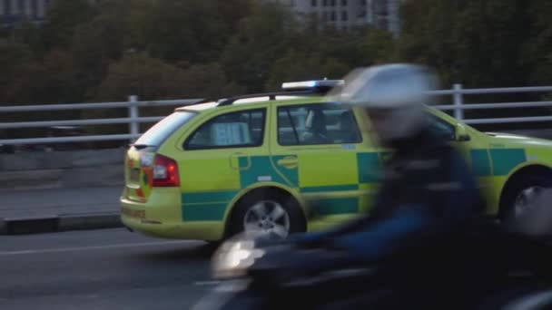 Coche de emergencia en servicio - LONDRES, INGLATERRA — Vídeos de Stock