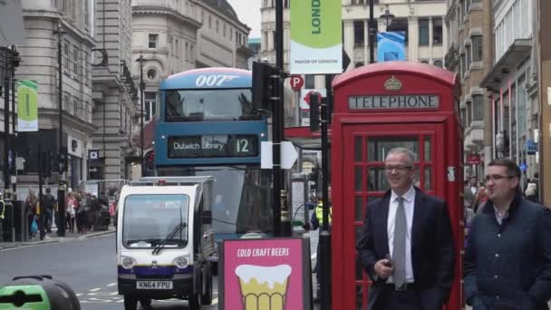 Původní telefonní budka v Londýně - Londýn, Anglie — Stock video