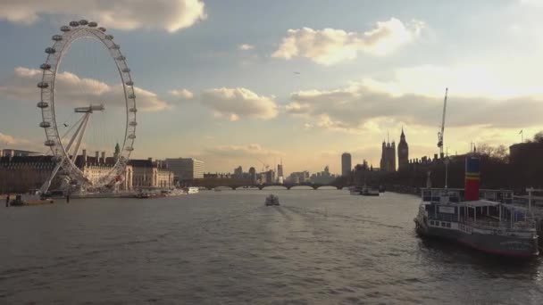 Golden Jubilee Köprüsü görünümünden Thames Nehri ve Londra göz - Londra, İngiltere — Stok video