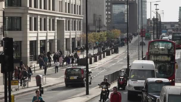 London street traffic - LONDRES, INGLATERRA — Vídeos de Stock