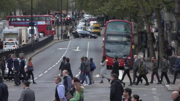 Люди, переходящие улицу в Лондоне - ЛОНДОН, Англия — стоковое видео