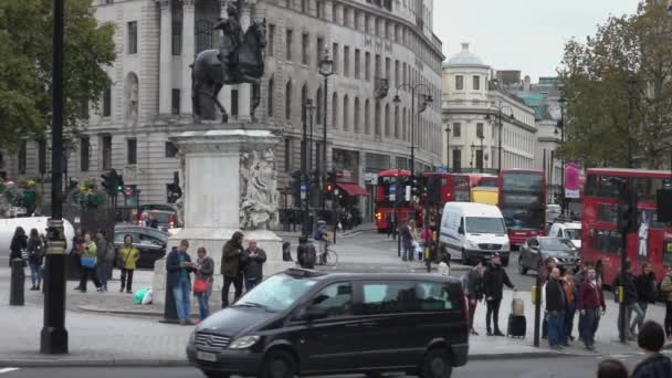 Coin de rue de Londres avec beaucoup de touristes - LONDRES, ANGLETERRE — Video