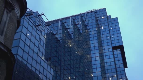 Moderne glazen gebouwen in de City van Londen - Londen, Engeland — Stockvideo