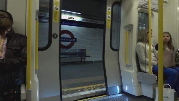 London Underground închiderea ușilor - LONDON, ENGLAND — Videoclip de stoc