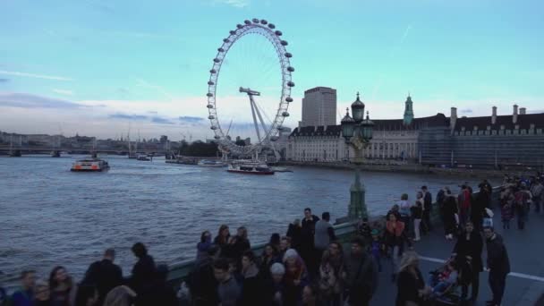 Muchos turistas en Westminster Bridge uno de los principales lugares para hacer turismo en Londres - LONDRES, INGLATERRA — Vídeo de stock