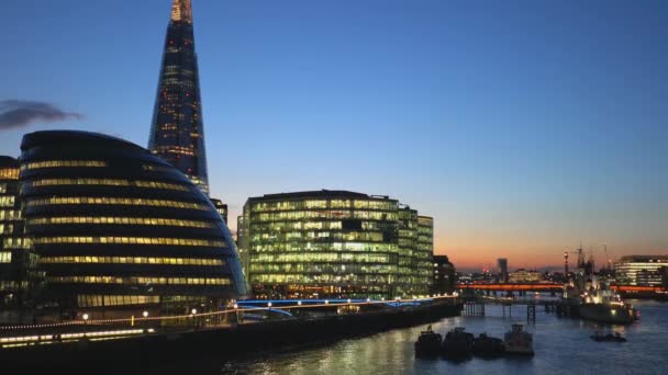 Ayuntamiento de Londres por la noche - LONDRES, INGLATERRA — Vídeos de Stock