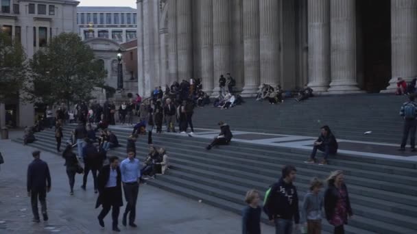 A lépcsőn: St. Pauls cathedral - London, Anglia — Stock videók