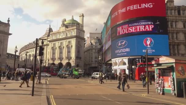 Piccadilly Circus en un día soleado - LONDRES, INGLATERRA — Vídeos de Stock