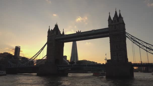 London Tower Bridge στη οπίσθιου φωτισμού - θέα από τον ποταμό Τάμεση - Λονδίνο, Αγγλία — Αρχείο Βίντεο