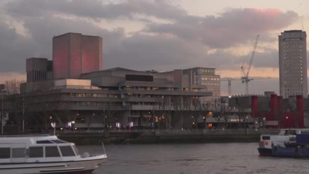 国立劇場、フェスティバル ピア - テムズ川からの眺め - ロンドン、イギリス — ストック動画