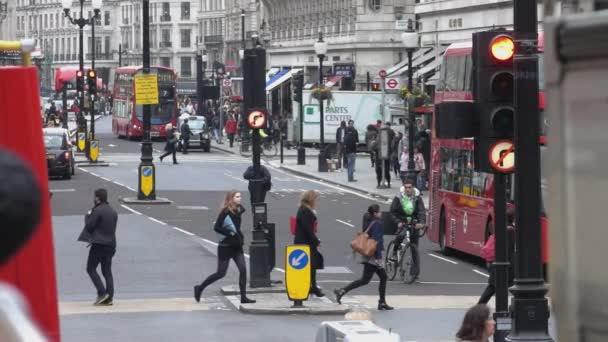 Typischer street view in london - london, england — Stockvideo
