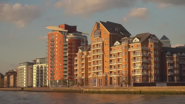 Современные здания на берегу Темзы - Лондон, Англия — стоковое видео