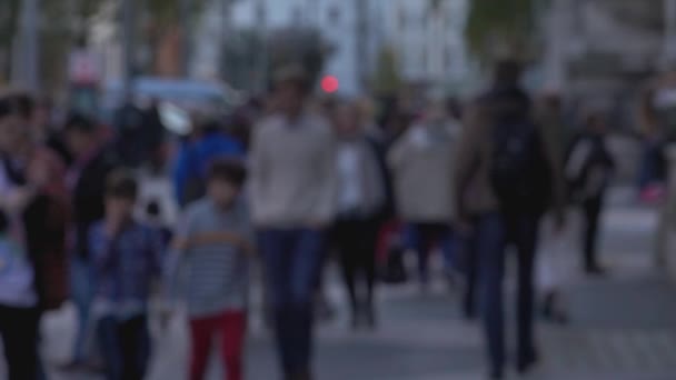 Escena borrosa de gente caminando - LONDRES, INGLATERRA — Vídeos de Stock