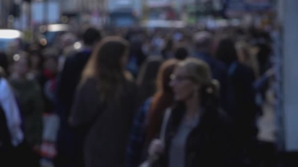 Multitud de personas en Londres - escena borrosa - LONDRES, INGLATERRA — Vídeos de Stock