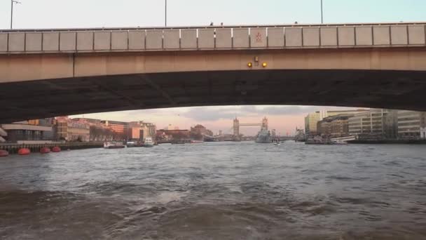 London Bridge - Blick von der Themse - London, England — Stockvideo
