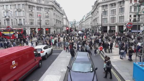 Londres Oxford circo lugar muito movimentado na principal área comercial - LONDRES, ENGLÂNDIA — Vídeo de Stock