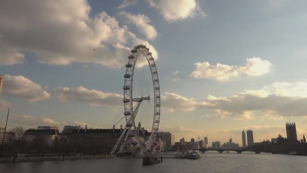 Vista dal Golden Jubilee Bridge al Tamigi e al London Eye - LONDRA, INGHILTERRA — Video Stock