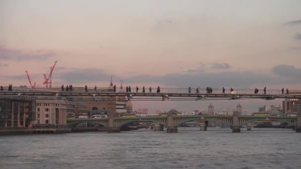 Modern Millennium Bridge från Themsen på kvällen - London, England — Stockvideo