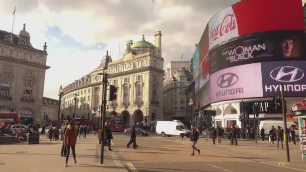 Piccadilly Circus op een zonnige dag - Londen, Engeland — Stockvideo