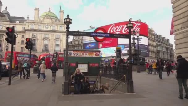 Estación de metro de Piccadilly en Piccadilly Circus en un día soleado - LONDRES, INGLATERRA — Vídeos de Stock