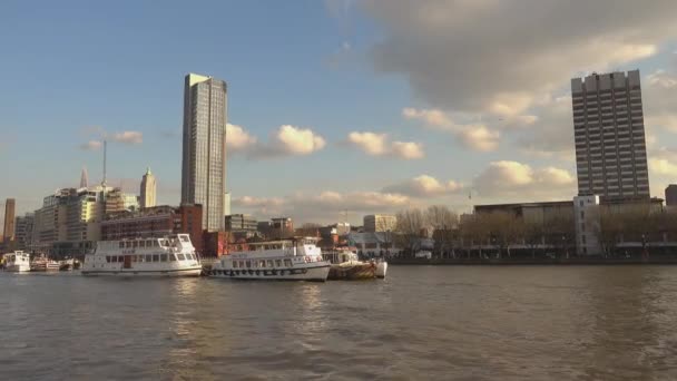 Sightseeing cruise op de rivier de Theems op een zonnige dag - Londen, Engeland — Stockvideo