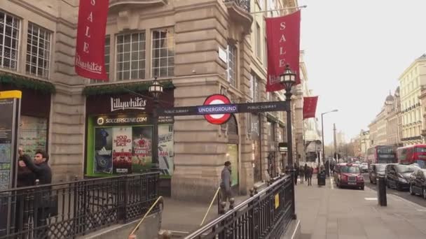 Estação de Metrô Piccadilly em Piccadilly Circus em um dia ensolarado - LONDRES, PORTUGAL — Vídeo de Stock