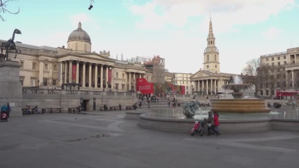 Londýnské proslulé Trafalgar Square v odpoledních hodinách - Londýn, Anglie — Stock video