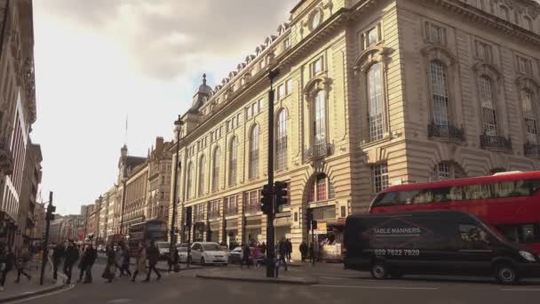 Slavné londýnské Piccadilly Circus za slunečného dne - Londýn, Anglie — Stock video