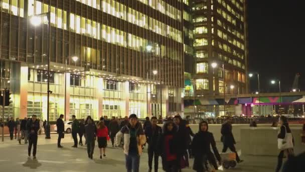 Geschäftiger canada square am kanarienplatz am abend - london, england — Stockvideo