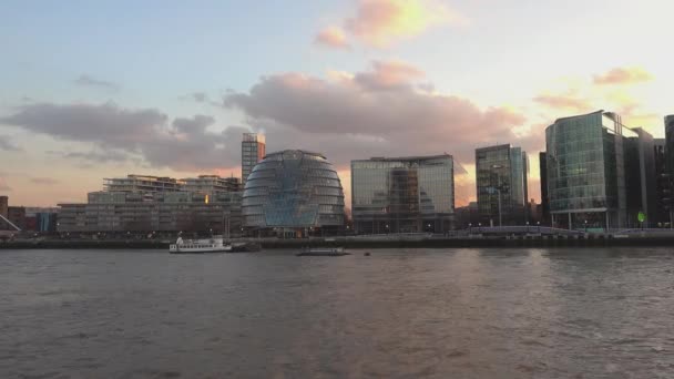 London City Hall och mer London skyline på kvällen - London, England — Stockvideo