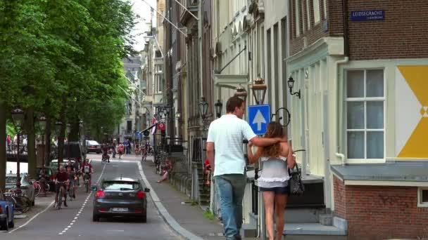 Jong koppel in liefde lopen door de grachtengordel in Amsterdam — Stockvideo