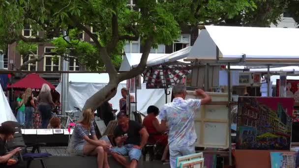 Sales booth for paintings at Rembrandt Square Amsterdam — Stock Video