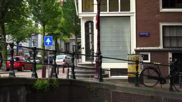 Типичный вид на улицу в районе канала Амстердама — стоковое видео