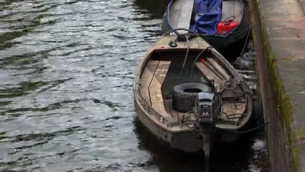 Stare drewniane łódź leży w kanałem w Amsterdamie — Wideo stockowe