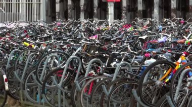Binlerce Bisiklet en büyük Amsterdam Bisiklet park yeri