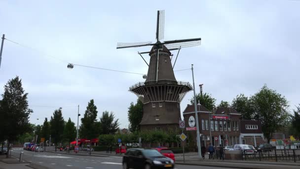 Slavné větrný mlýn v Amsterdamu nazývá De Gooyer Molen — Stock video
