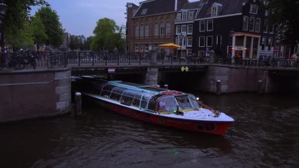 Crucero nocturno por el Canal en Amsterdam — Vídeos de Stock