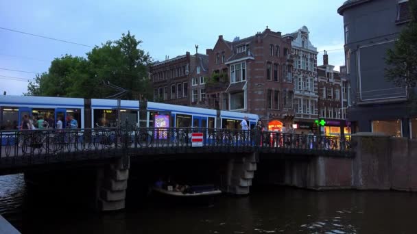 Amsterdam'da bir kanal üzerinde sürüş bir köprü tramvay — Stok video