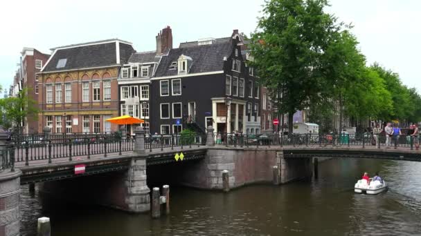 Csatorna átkelés Amszterdam jellegzetes nézetben — Stock videók