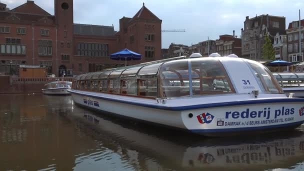 アムステルダムの運河の遊覧船 — ストック動画