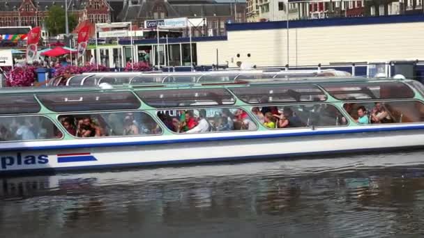 Экскурсионное судно в канале Амстердама — стоковое видео