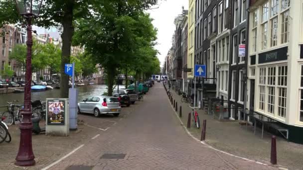 Street view in the canal area of Amsterdam — Stock Video