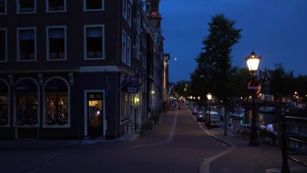 Vue romantique sur la rue à Amsterdam la nuit — Video